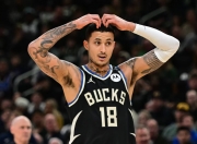 包含篮网惊险逆转雄鹿，总比分追平的词条