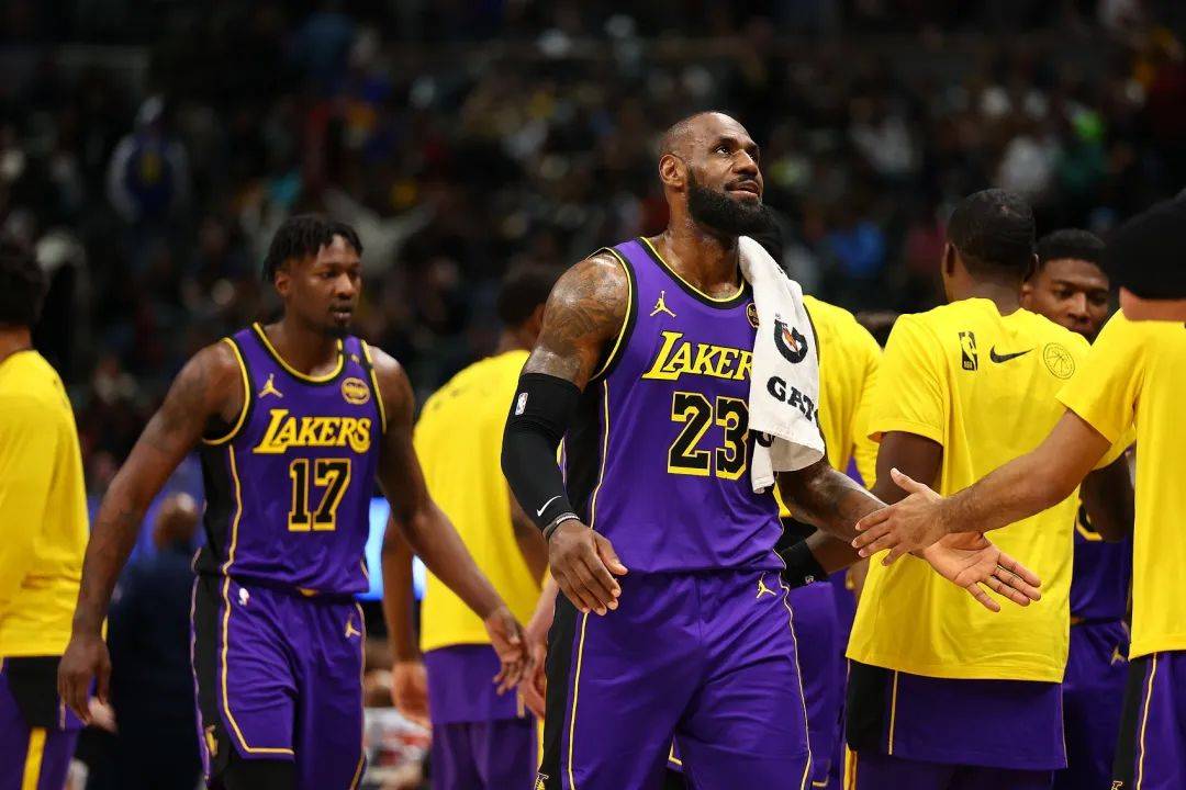九游体育官网-NBA球员在比赛中迎来生涯首个三双表现