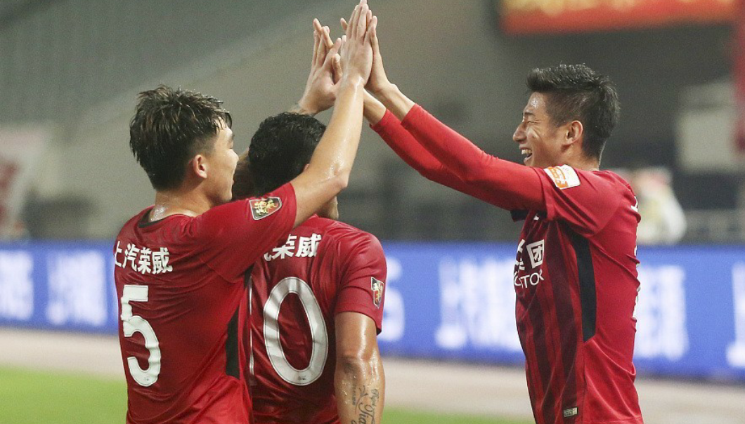 关于上海上港战平重庆斯威，取得宝贵积分的信息