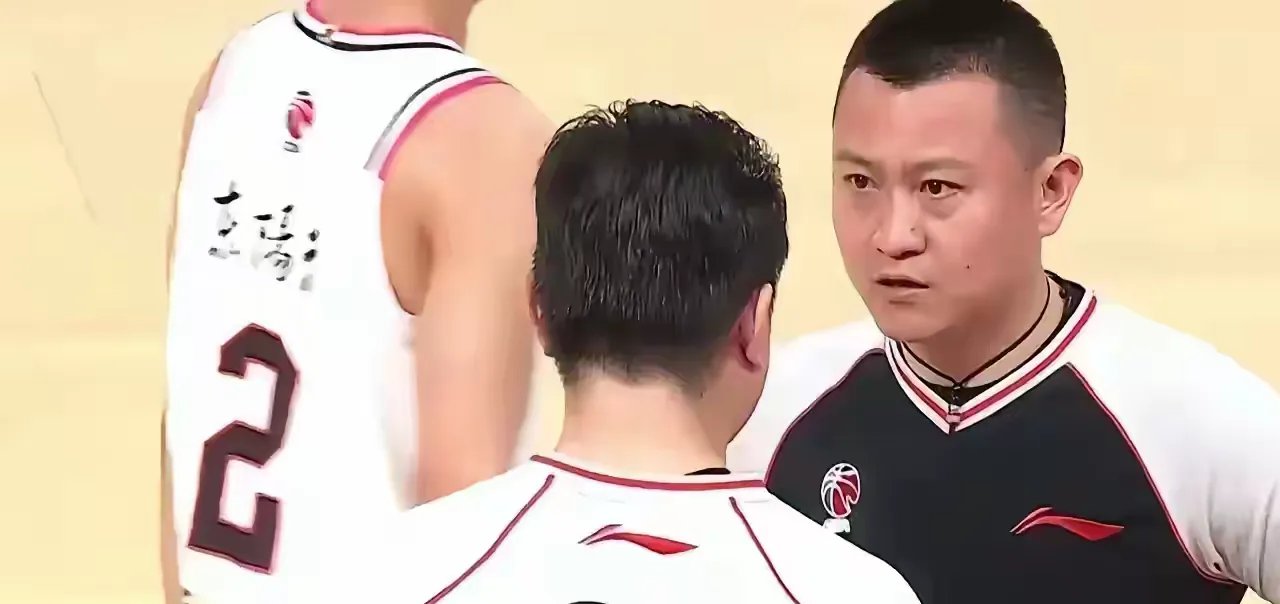 湖北队队员争议裁判判罚，球队连赢宣告终结