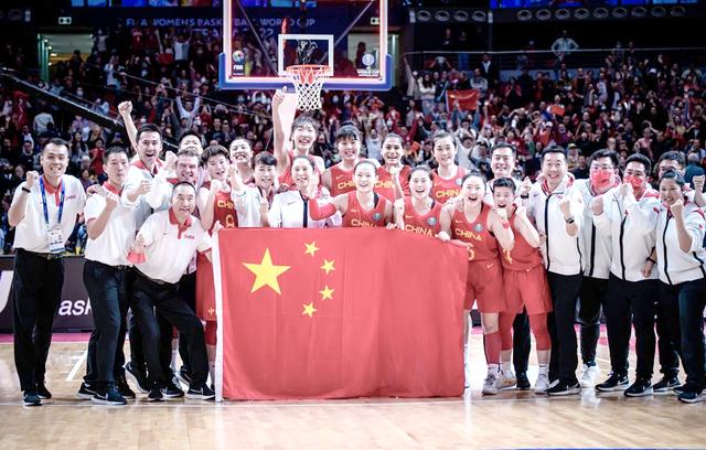 球队在比赛中展现团结与拼搏精神，实现胜利的简单介绍