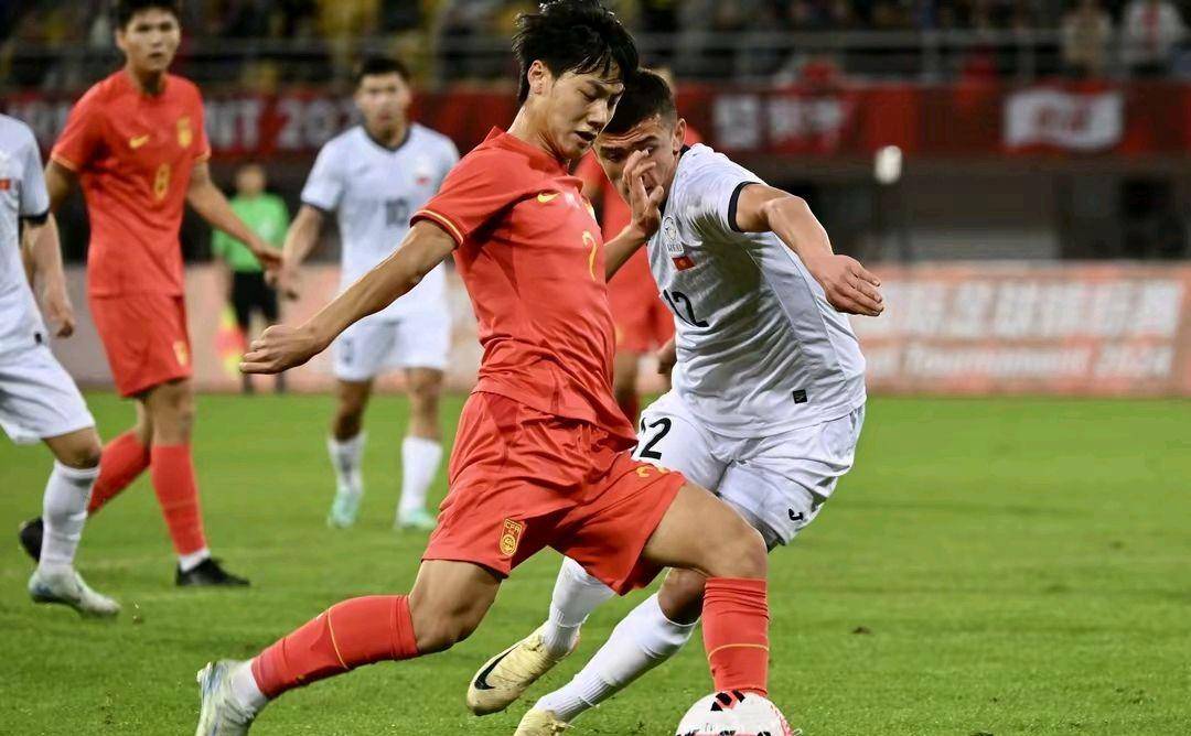 球队在比赛中展现团结与拼搏精神，实现胜利的简单介绍