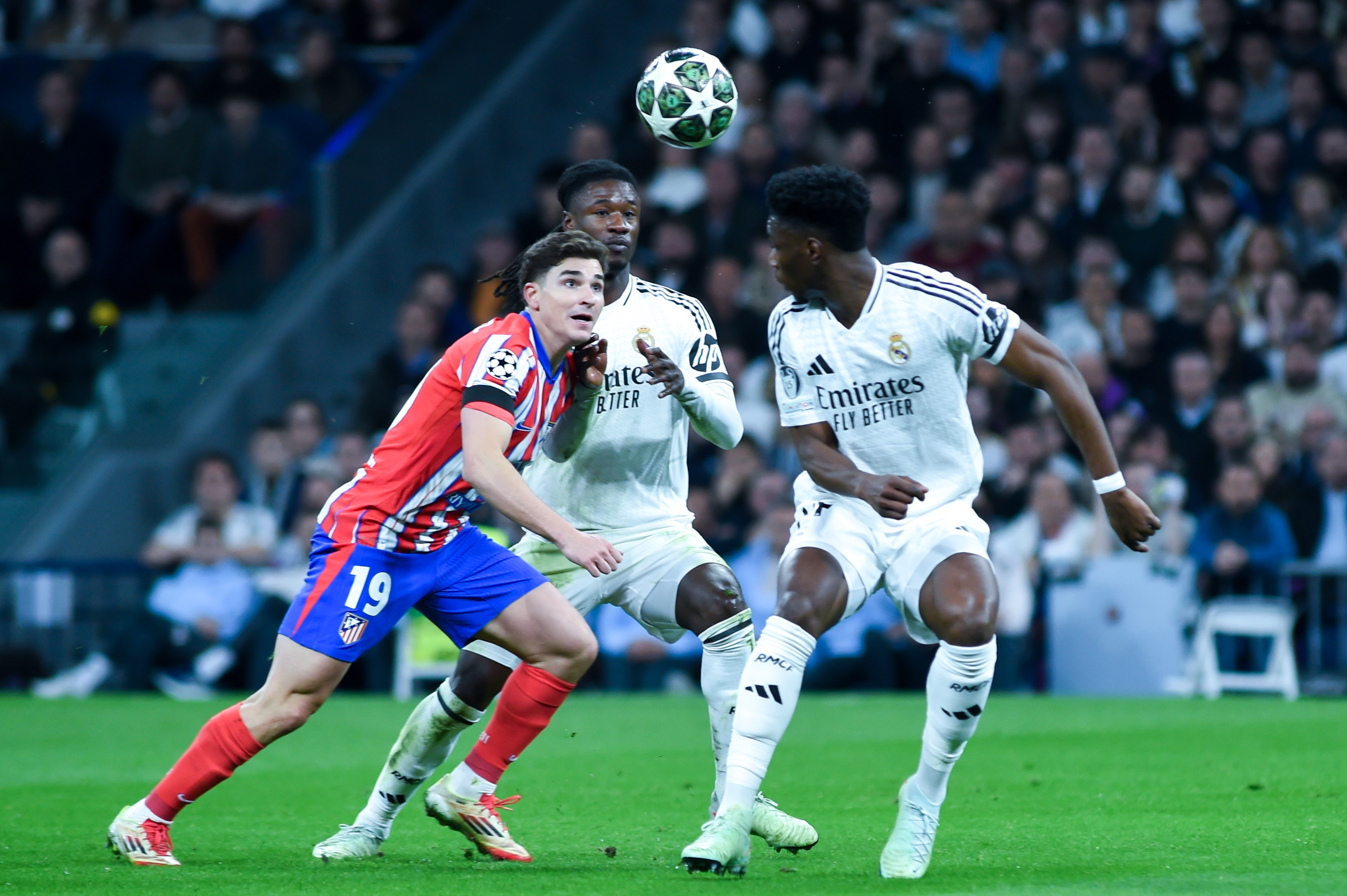 包含皇马主场大胜，稳固领先优势的词条