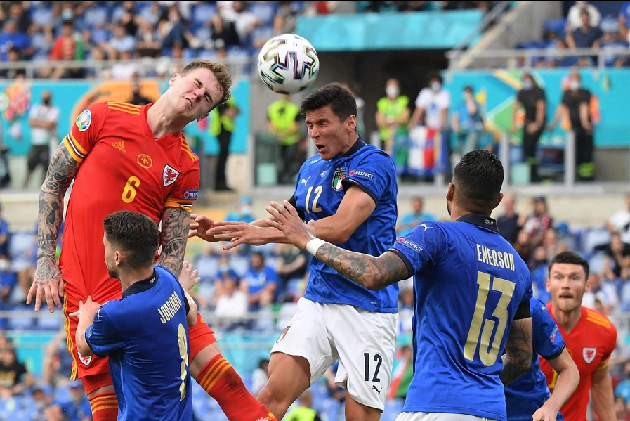 巴伐利亚队员合作默契，击败对手