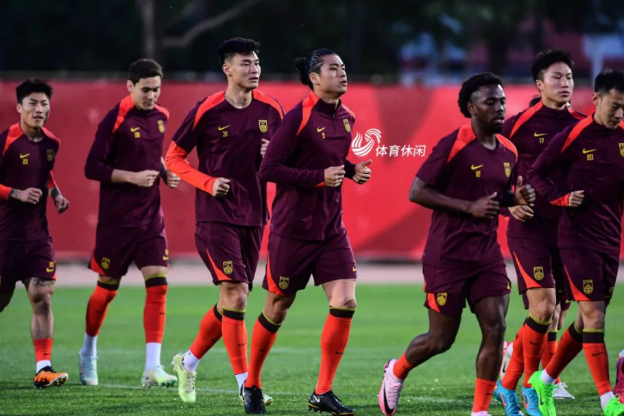 队员们全力以赴，为胜利拼尽全力