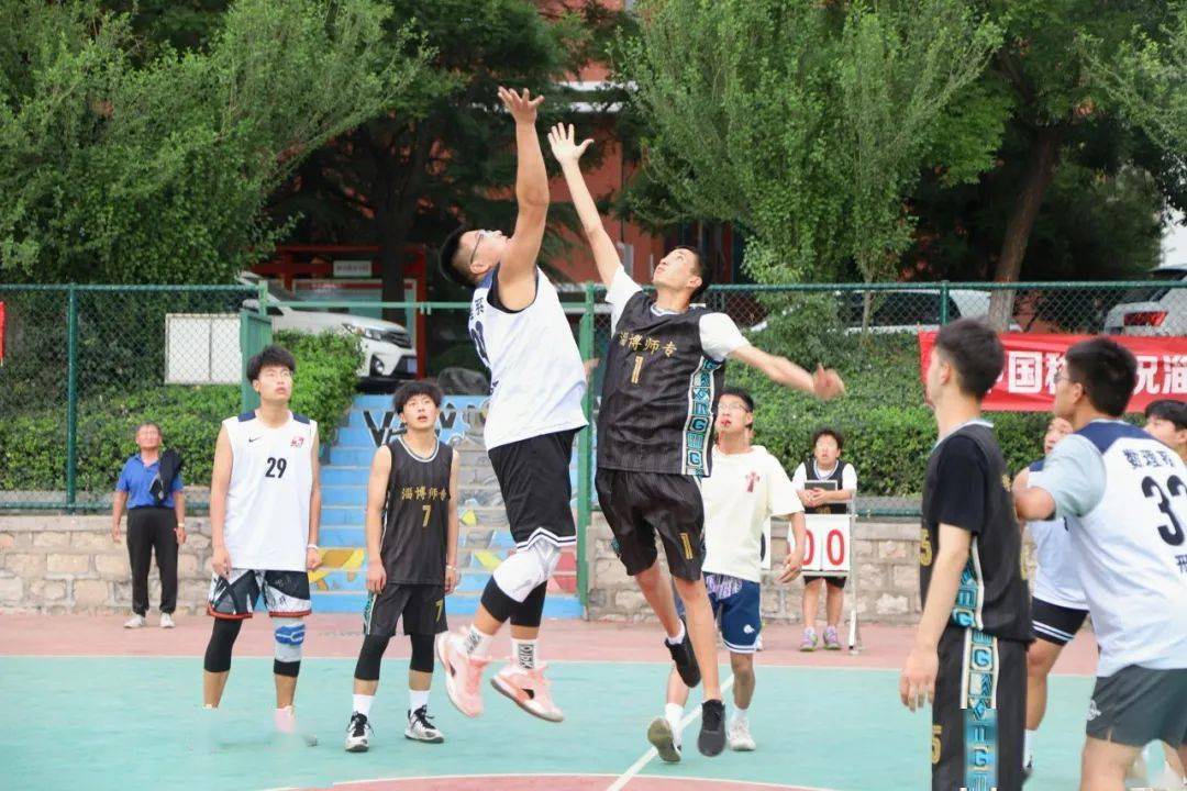 热闹非凡！球场上下充满激情呐喊声