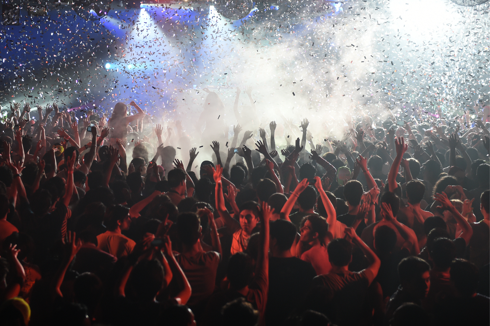 热闹非凡！球场上下充满激情呐喊声