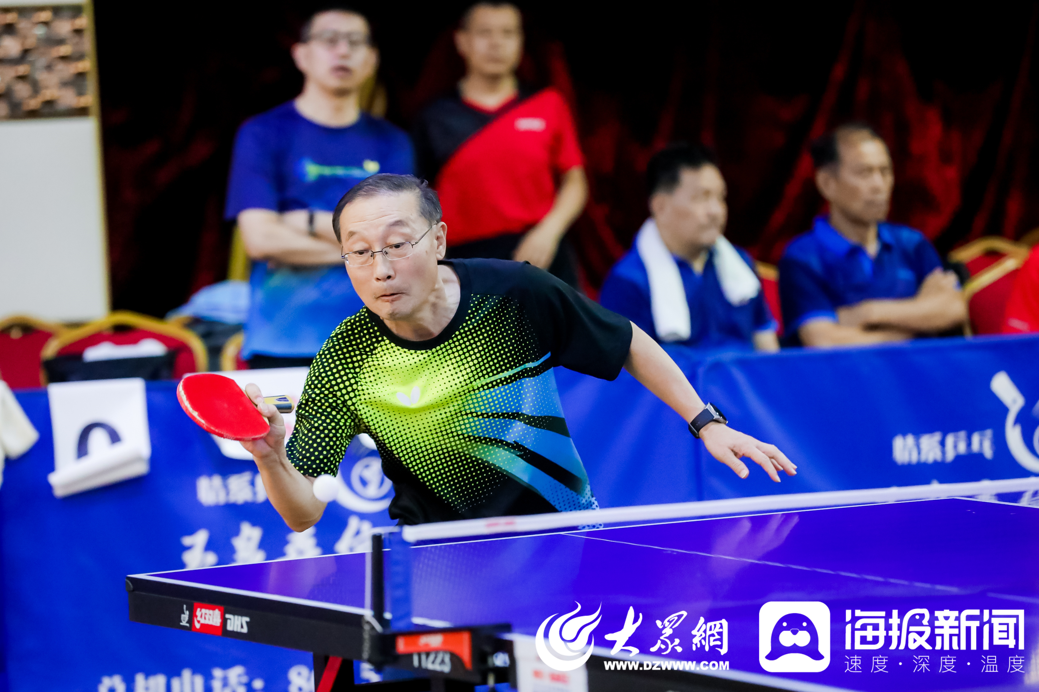 比赛激情迸发，球员们顽强拼搏不言败的简单介绍