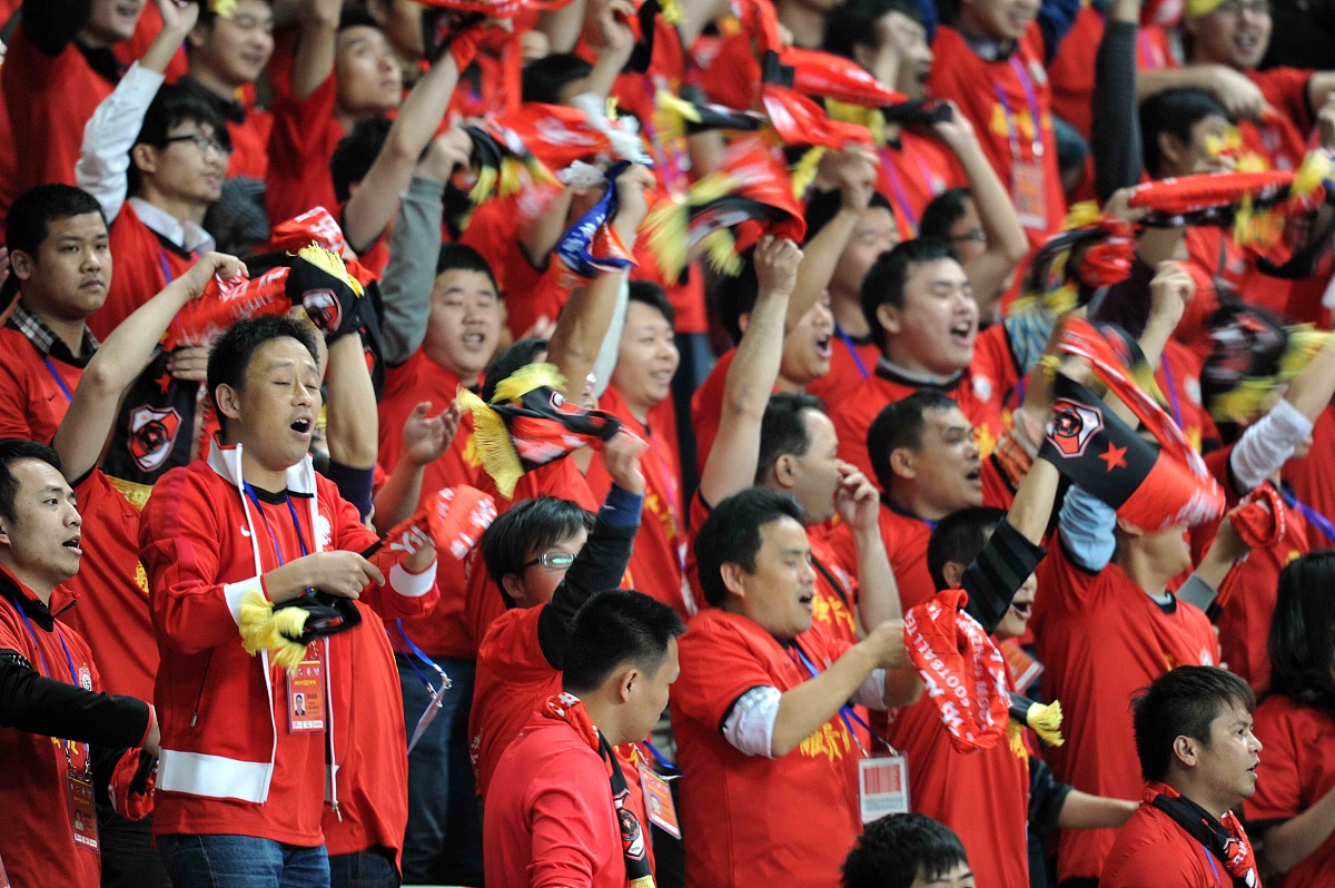 比赛激情迸发，球员们顽强拼搏不言败的简单介绍