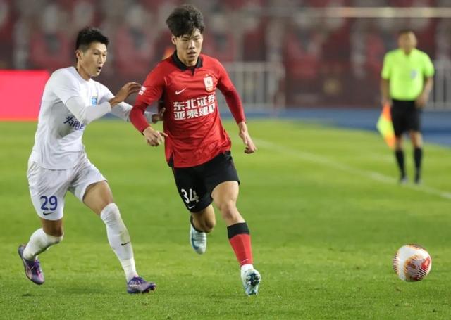 亚洲杯赛上中国足球队实现惊人的反击