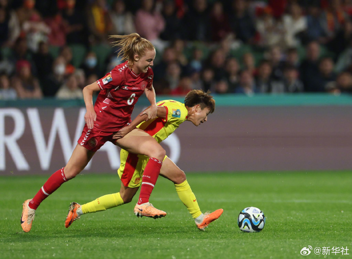 丹麦打破俄罗斯的防线，晋级半决赛