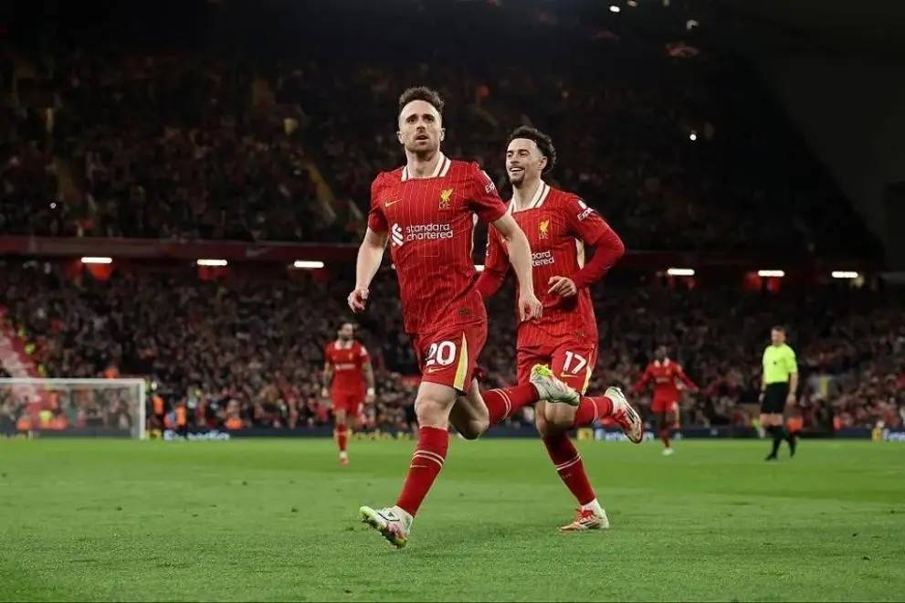 利物浦边后卫传出妙传，成为进攻突破点