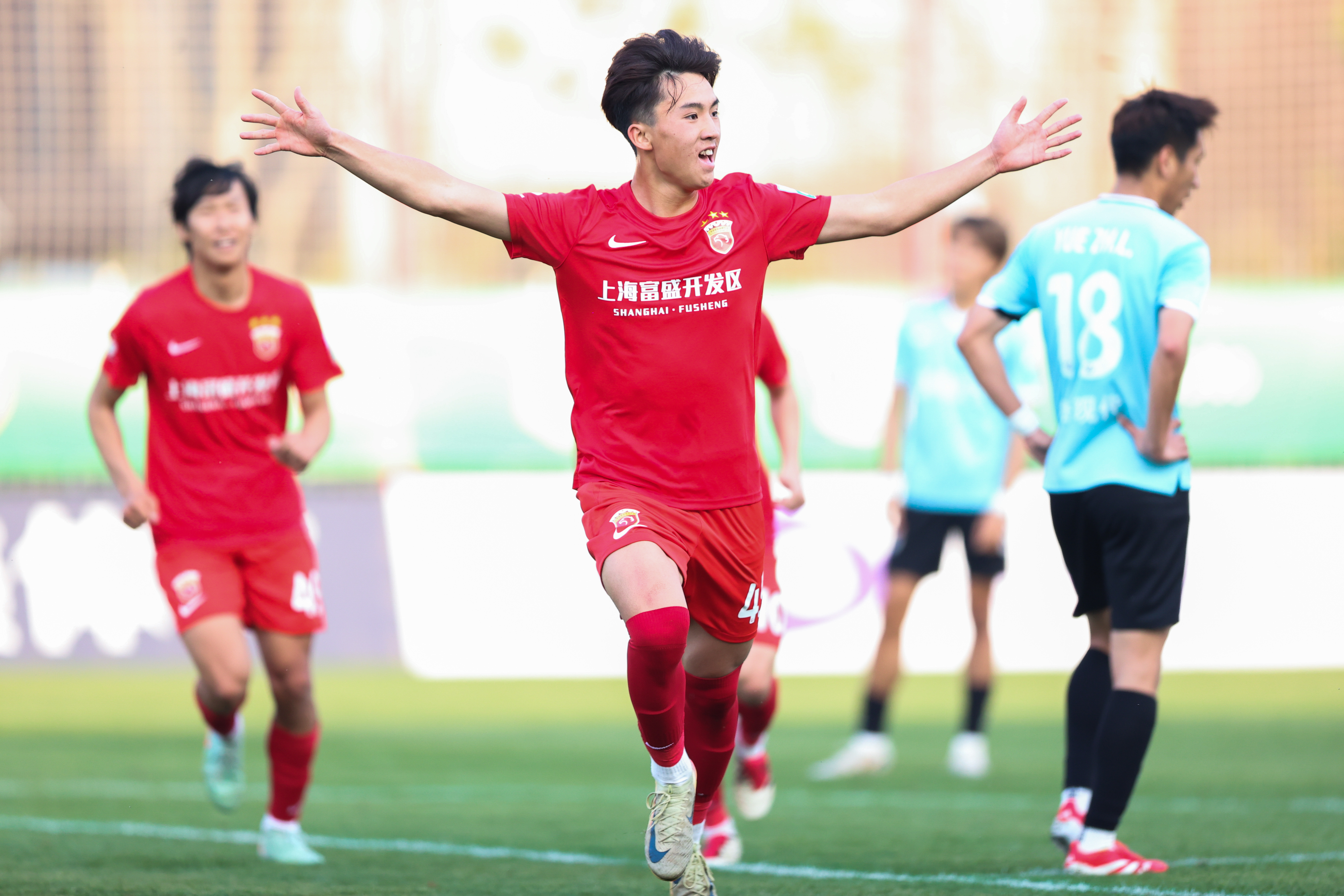 上海上港中锋梅开二度，助球队主场获胜的简单介绍