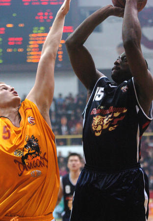 广东队惨遭江苏逆转,勉难涉水 广东队惨遭江苏逆转,勉难涉水