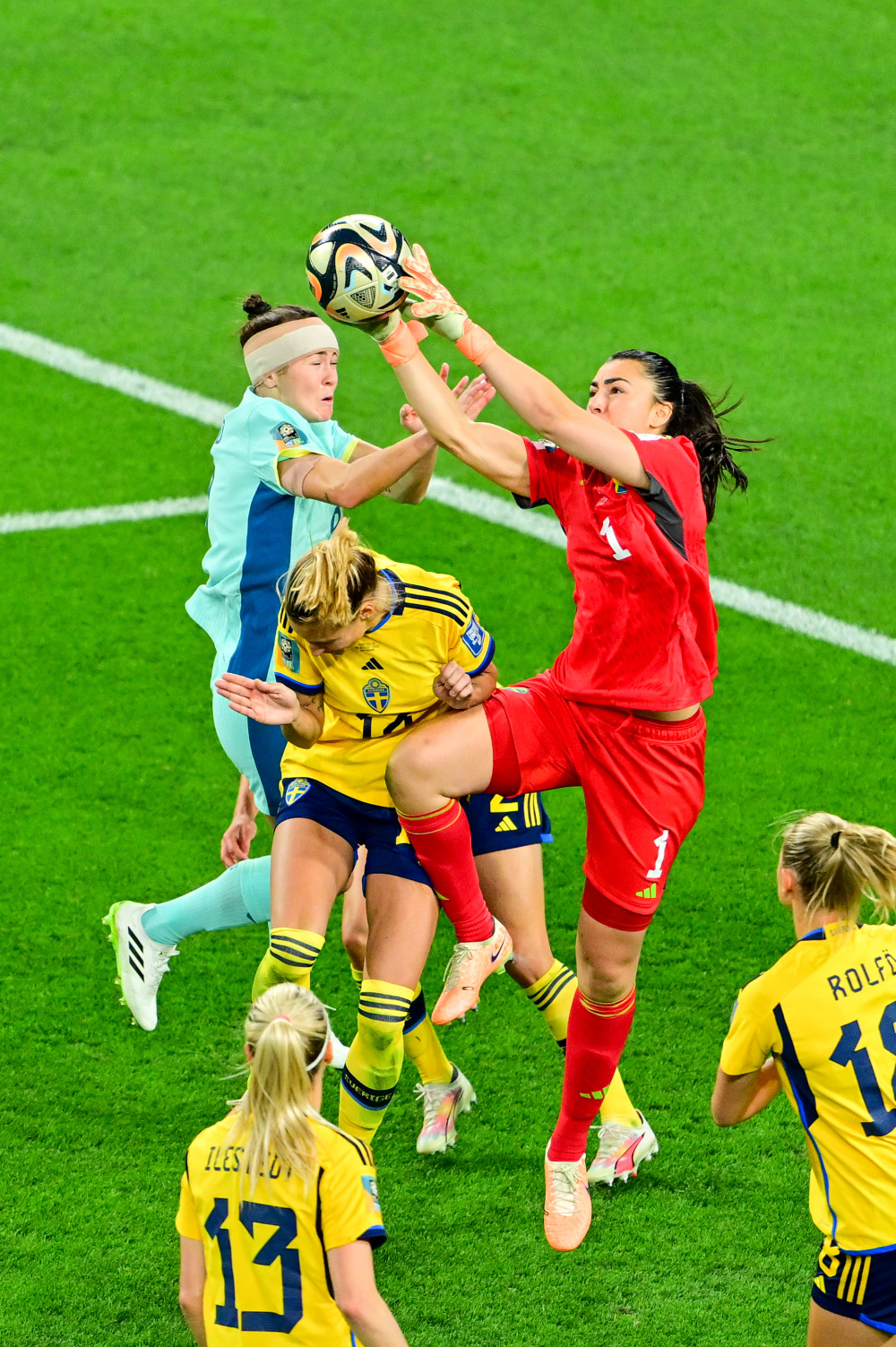 瑞典女足队员在比赛中发挥出色，成为焦点