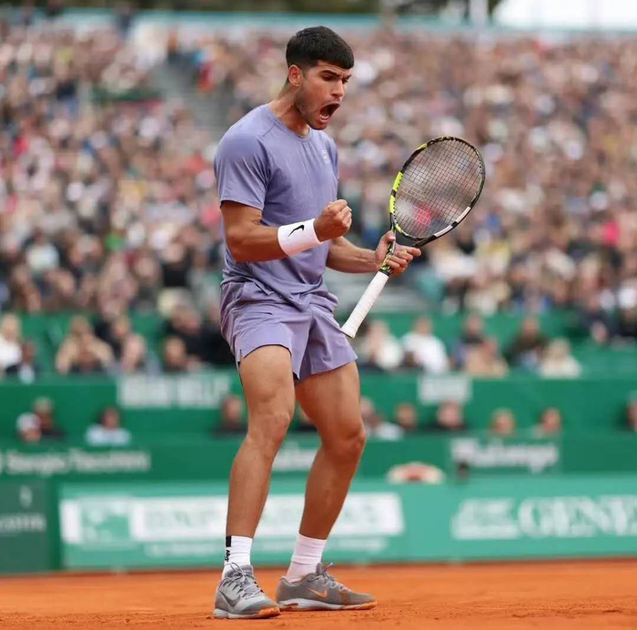 包含加拿大篮球界新秀崭露头角成为焦点的词条