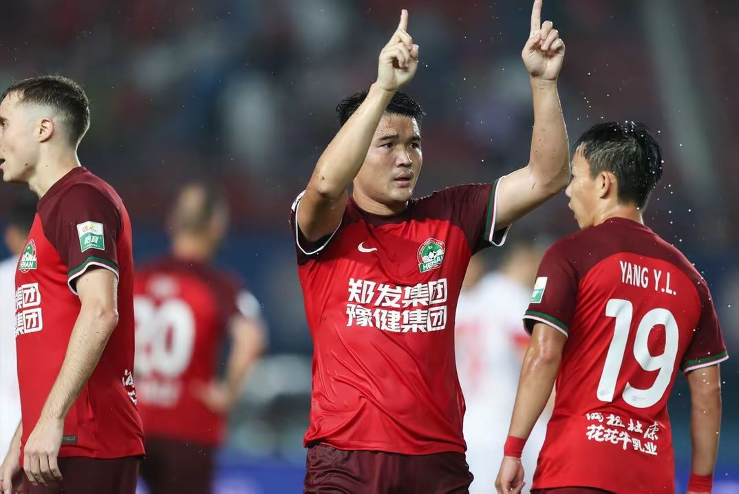 上港客场逼平苏宁，保持不败