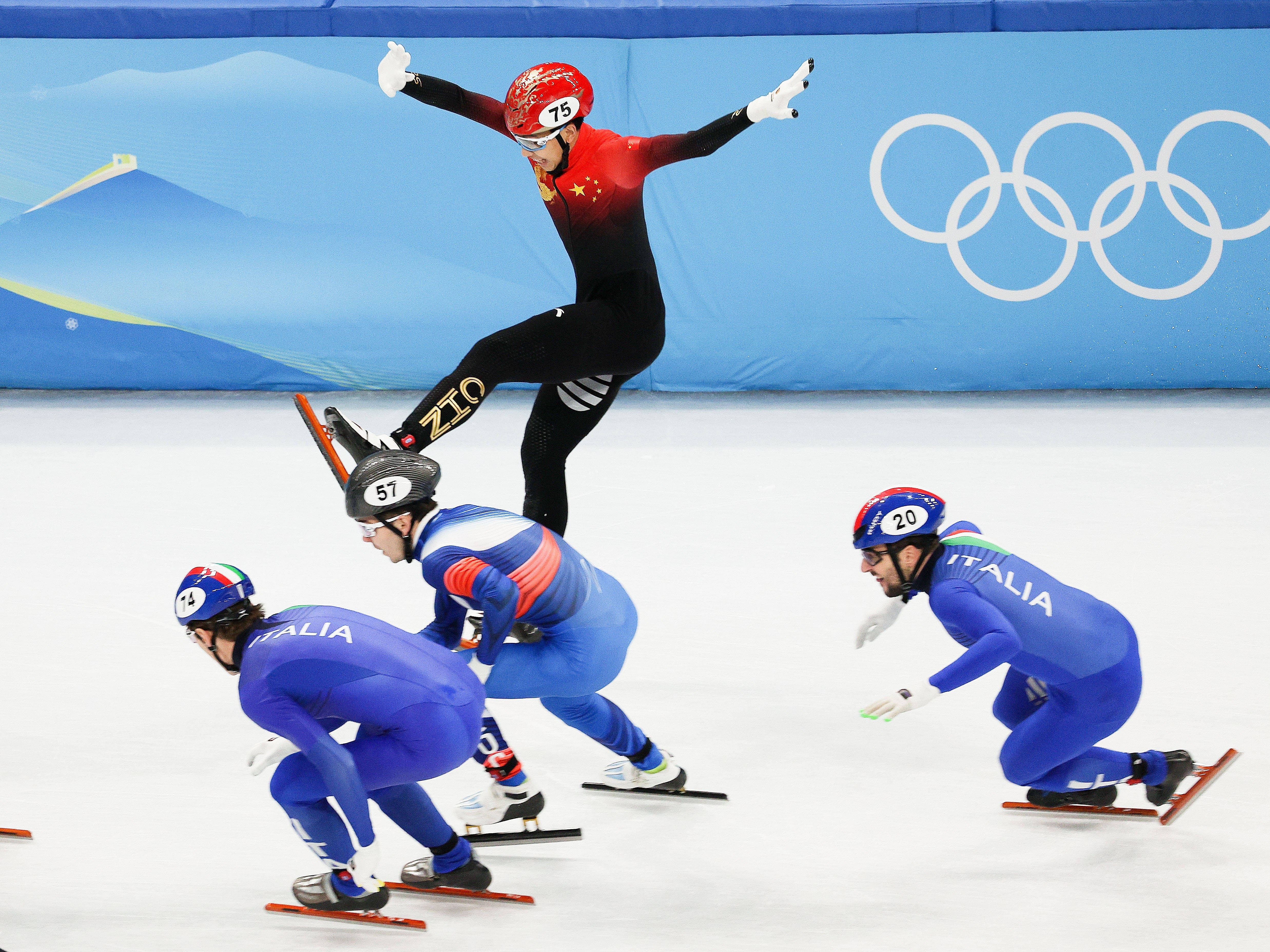 运动员精湛技艺，赛场上再现经典瞬间